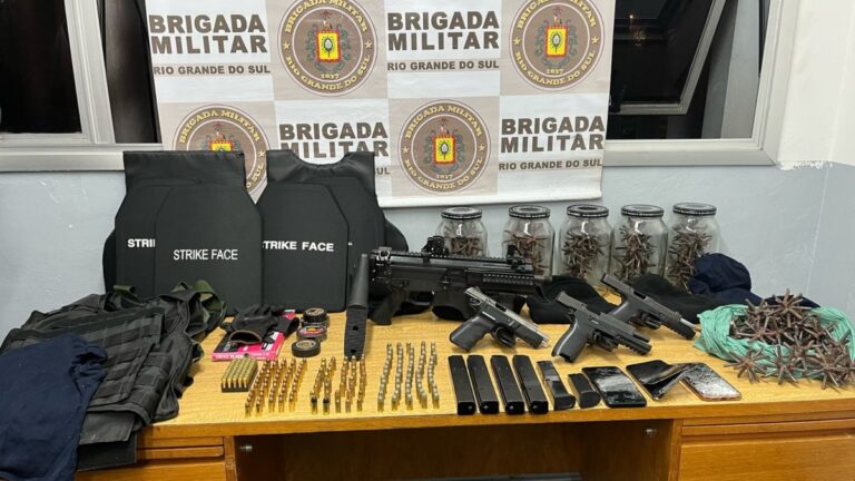 Brigada Militar prende criminosos com arsenal de armas e munições em Canoas