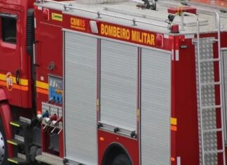 Bombeiros combatem incêndio ao lado de escola em Canoas