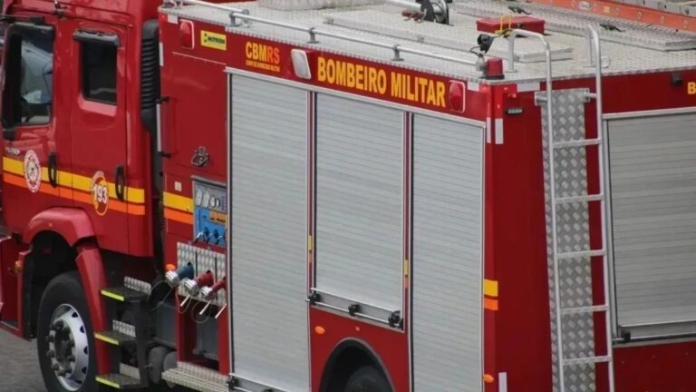 Bombeiros combatem incêndio ao lado de escola em Canoas