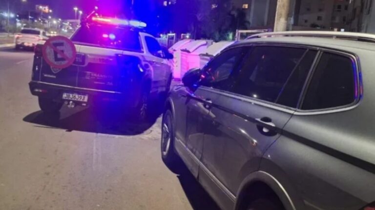 Um homem foi flagrado e filmado arrancando uma placa de sinalização de “Proibido Estacionar”, em Canoas na noite desta terça-feira (22)