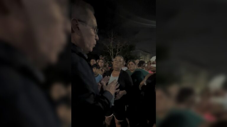 Moradores protestam na frente da casa do prefeito de Canoas