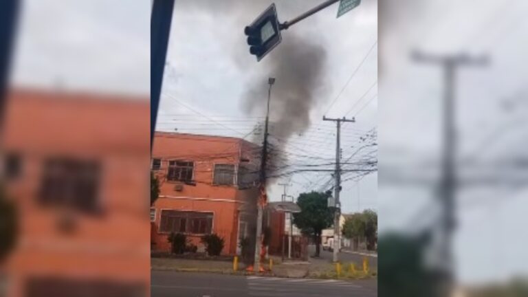 Canoas: poste pega fogo e causa bloqueio no trânsito