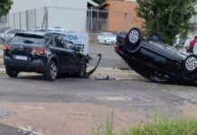 Carro capota após acidente em Canoas Carro capota após acidente em Canoas