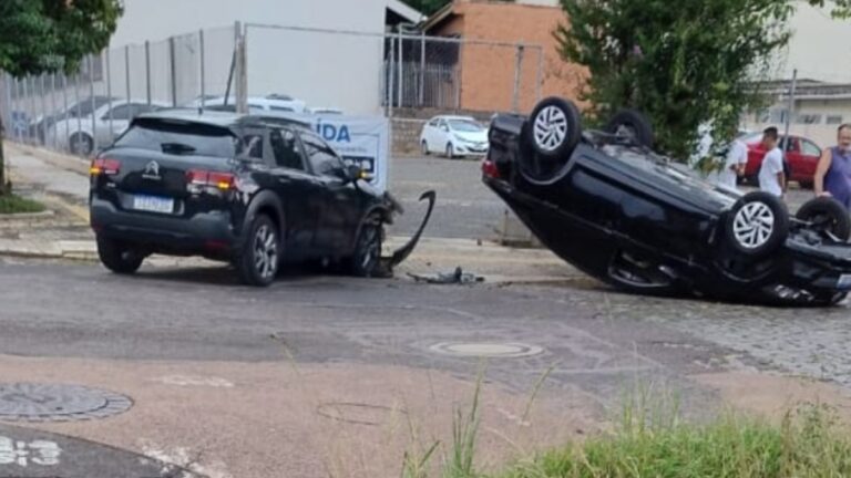 Carro capota após acidente em Canoas