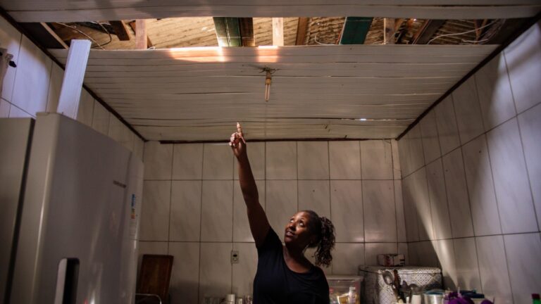 Prefeitura de Canoas entrega telhas para casas atingidas por temporal