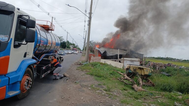 Imóvel pega fogo durante reintegração de posse em Canoas