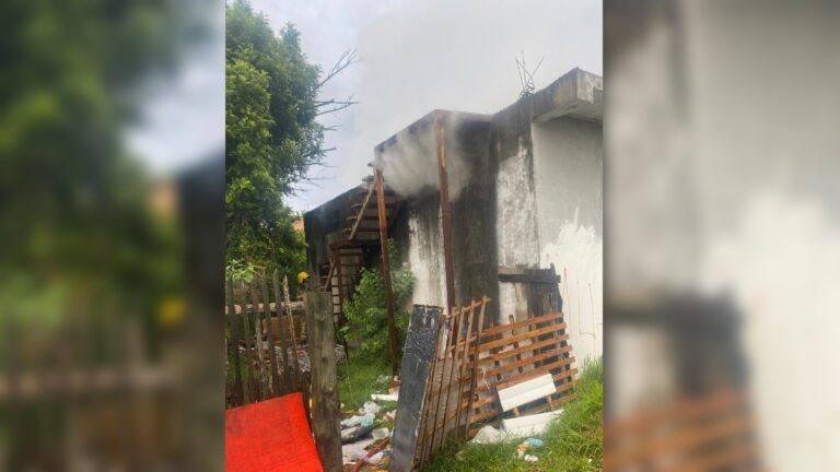 Canoas: bombeiros combatem incêndio em casa