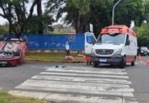 Carro capota após acidente em Canoas