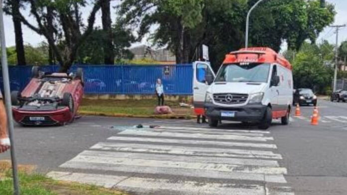 Carro capota após acidente em Canoas