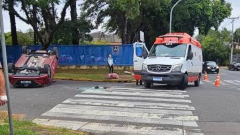 Carro capota após acidente em Canoas