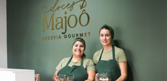 Irmãs trabalham juntas na produção e venda de ovos de Páscoa em Canoas