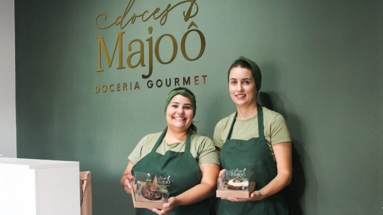 Irmãs trabalham juntas na produção e venda de ovos de Páscoa em Canoas