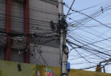Mutirão de limpeza de fios de internet começa em Canoas