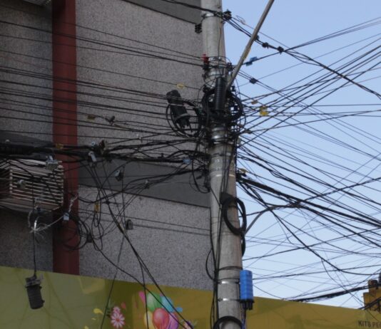 Mutirão de limpeza de fios de internet começa em Canoas
