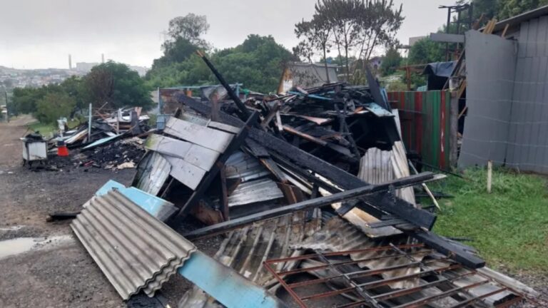 Duas casas foram incendiadas em Farroupilha. Conforme as informações, um casal teria brigado e após isso foi ateado fogo na casa.