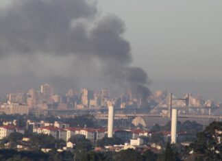 Canoas: Grande coluna de fumaça assusta moradores; Veja o que é