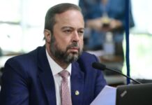 O Ministro de Minas e Energia prometeu ampliar ao número de brasileiros com direito a conta de luz de graça