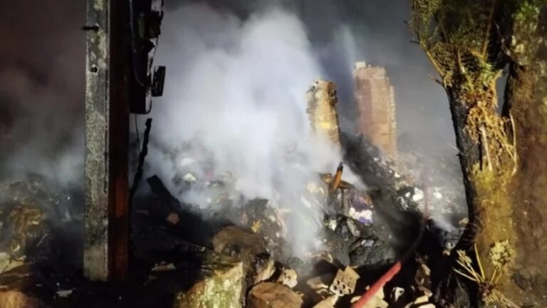 Um corpo foi encontrado carbonizado após após incêndio destruir residência na madrugada desta quinta-feira (10), em Gramado, na Serra Gaúcha.