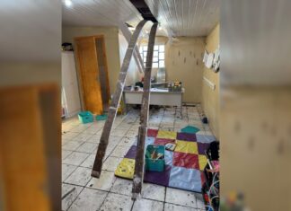 Criminosos despencam de telhado e caem dentro de sala de aula