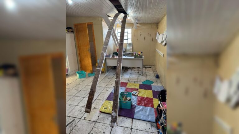 Criminosos despencam de telhado e caem dentro de sala de aula