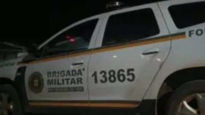 Um homem, que ainda não teve sua identidade divulgada, foi morto a tiros embaixo do Viaduto Obirici, em Porto Alegre.