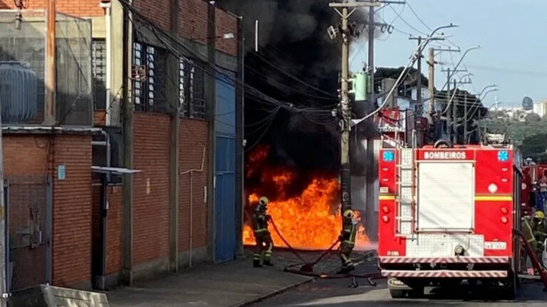 Incêndio de grandes proporções atinge empresa de plásticos