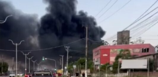 Incêndio de grandes proporções atinge empresa abandonada