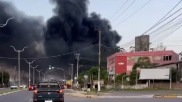 Incêndio de grandes proporções atinge empresa abandonada