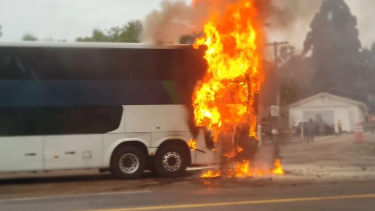 Incêndio destrói ônibus