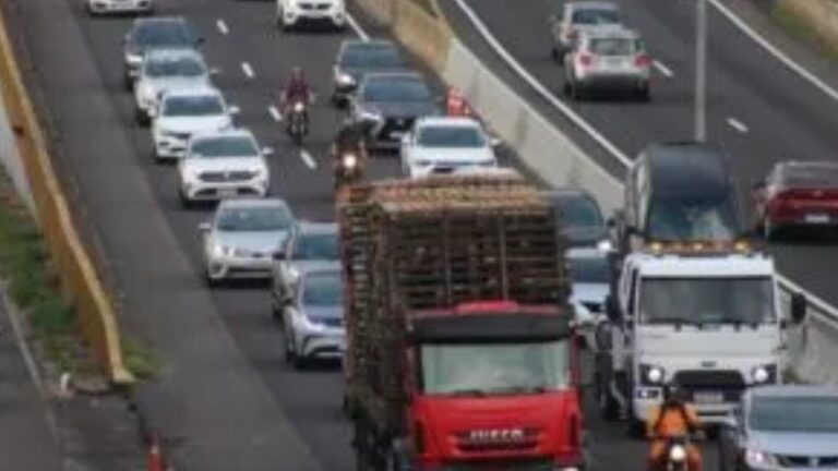 O governo do RS anunciou a devolução do valor do IPVA para proprietários de veículos que foram destruídos pela enchente de maio de 2024