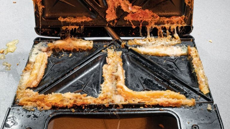 A sanduicheira é um item essencial, no entanto, o uso diário, acaba gerando o acúmulo de migalhas de pão e gordura; saiba como limpar