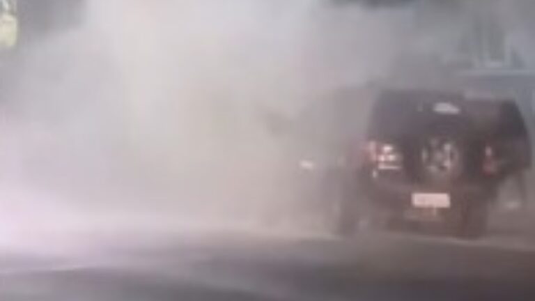 Carro pega fogo em Canoas na frente de supermercado