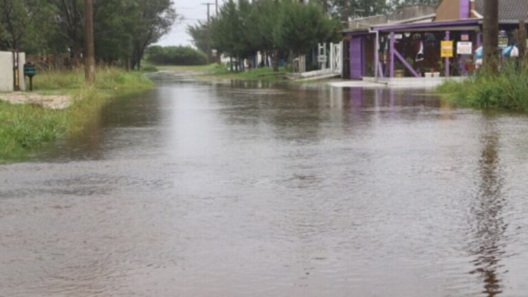 Após temporal, água inunda casas e suspende aulas em cidades gaúchas