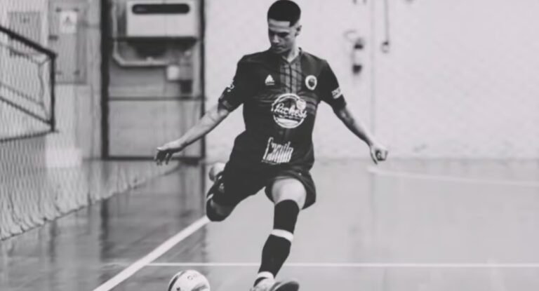 Jovem morre após colidir carro contra poste