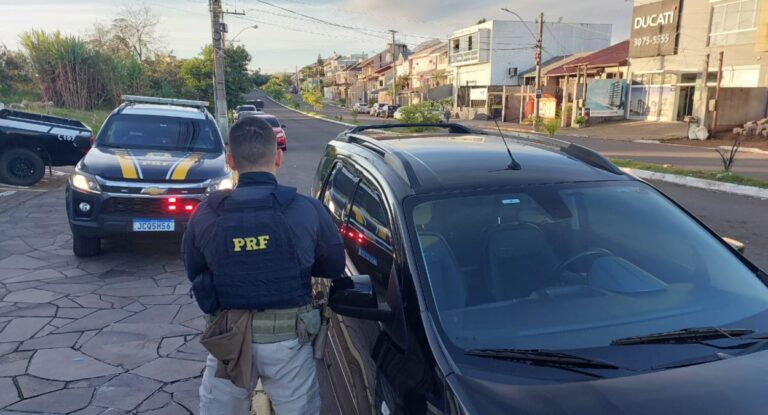 Polícia prende foragido com carro clonado na BR-116