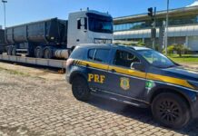 Carreta é flagrada com excesso de peso na BR-116 em Canoas