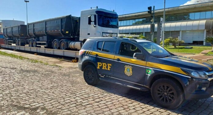 Carreta é flagrada com excesso de peso na BR-116 em Canoas
