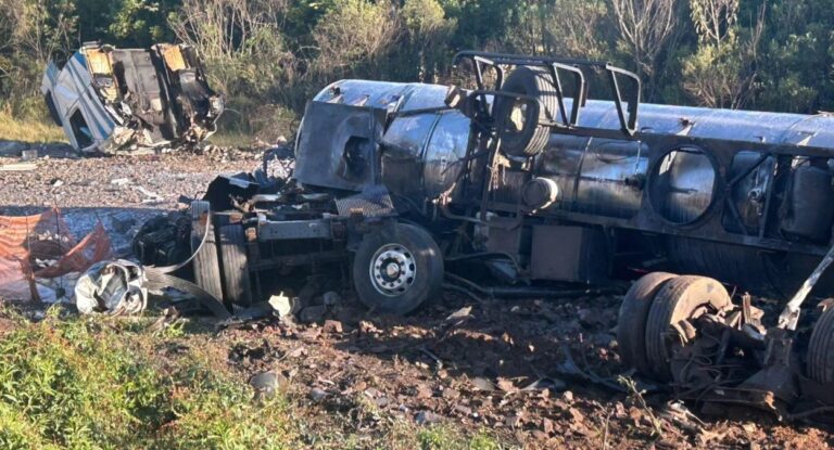 caminhão destruído após acidente na BR-386