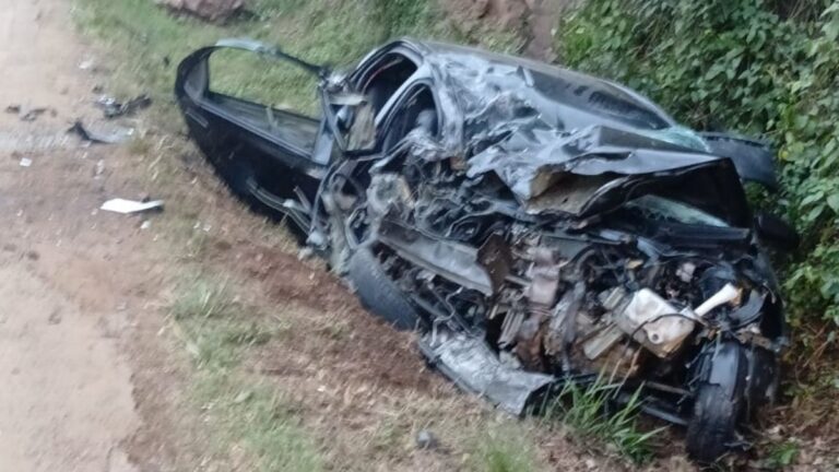 carro destruído na BR-386