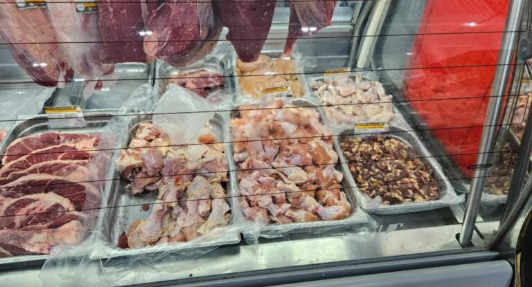 Fiscalização flagra supermercados vendendo alimentos vencidos e sem procedência