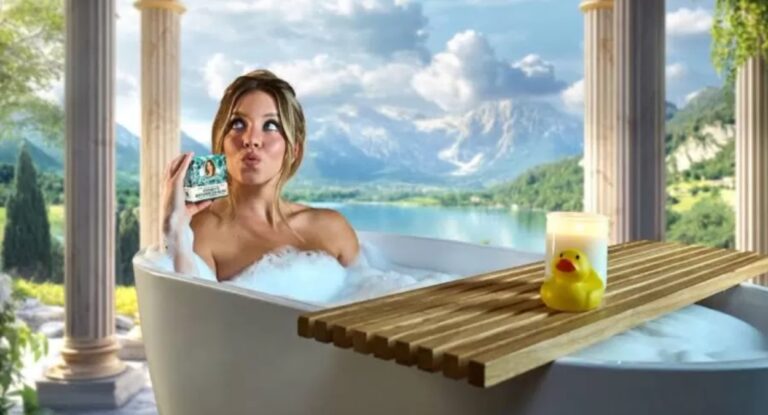 Sydney Sweeney lançará sabonete feito com sua água de banho