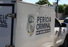 Homem é morto a tiros na frente de escola