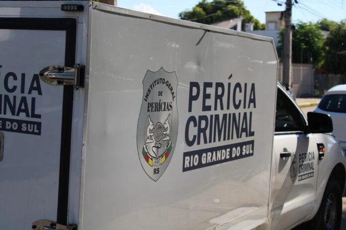 Homem é morto a tiros na frente de escola