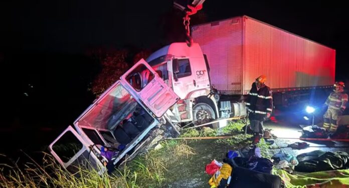 Nova pessoas morrem em grave acidente na BR-251