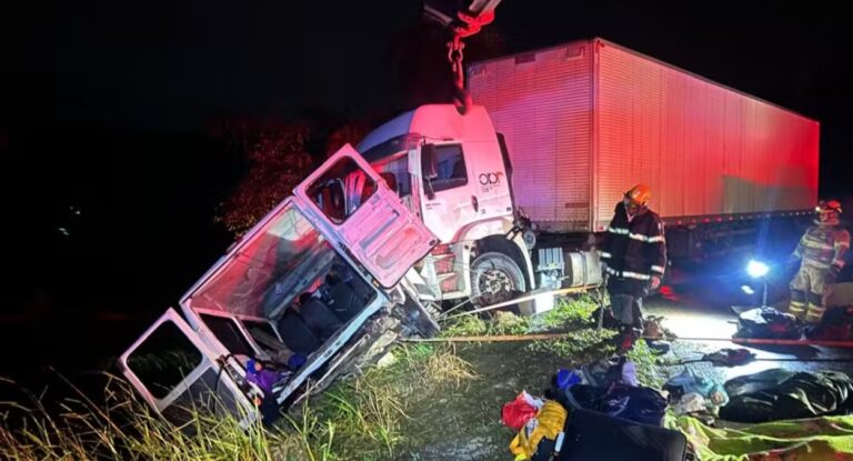 Nova pessoas morrem em grave acidente na BR-251