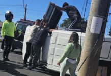 Carro tomba após acidente em Canoas