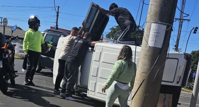 Carro tomba após acidente em Canoas