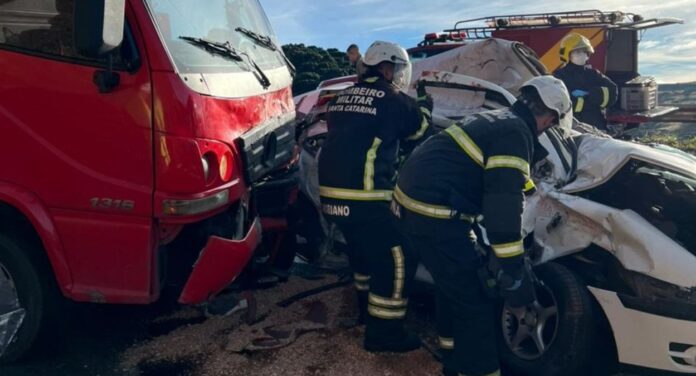 carro destruído após acidente com morte envolvendo caminhão