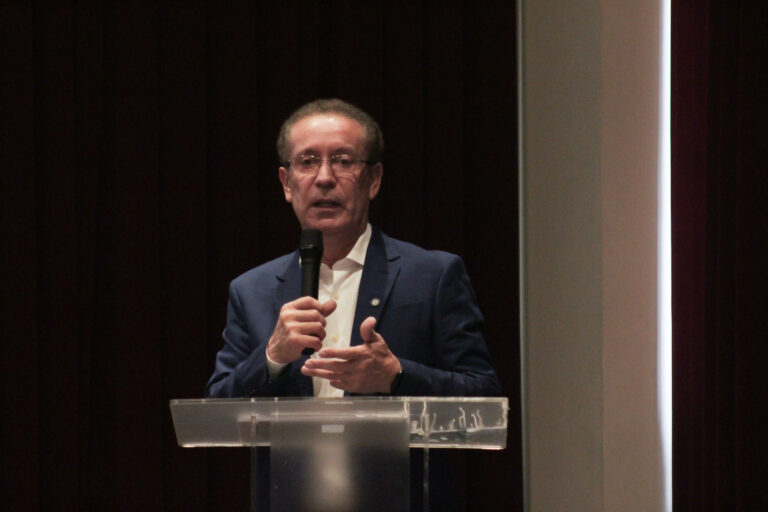 prefeito de Canoas, Airton Souza, falando em solenidade