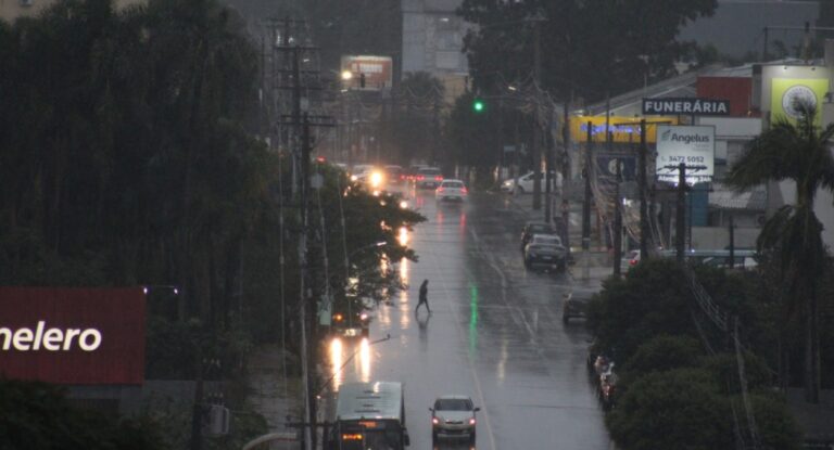Fortes rajadas de vento colocam Canoas em alerta
